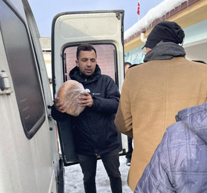 İYİ Parti Rize İl Başkanı  Hacısüleymanoğlu, Deprem Bölgesinde Yardım Paketlerini Dağıttı