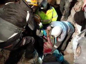Van Polisi 43 Saat Sonra 2 Vatandaşı Daha Tekbirlerle Enkaz Altından Sağ Çıkardı