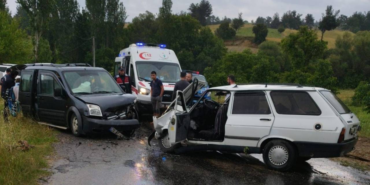 Otomobille Hafif Ticari Araç Kafa Kafaya Çarpıştı 8 Yaralı