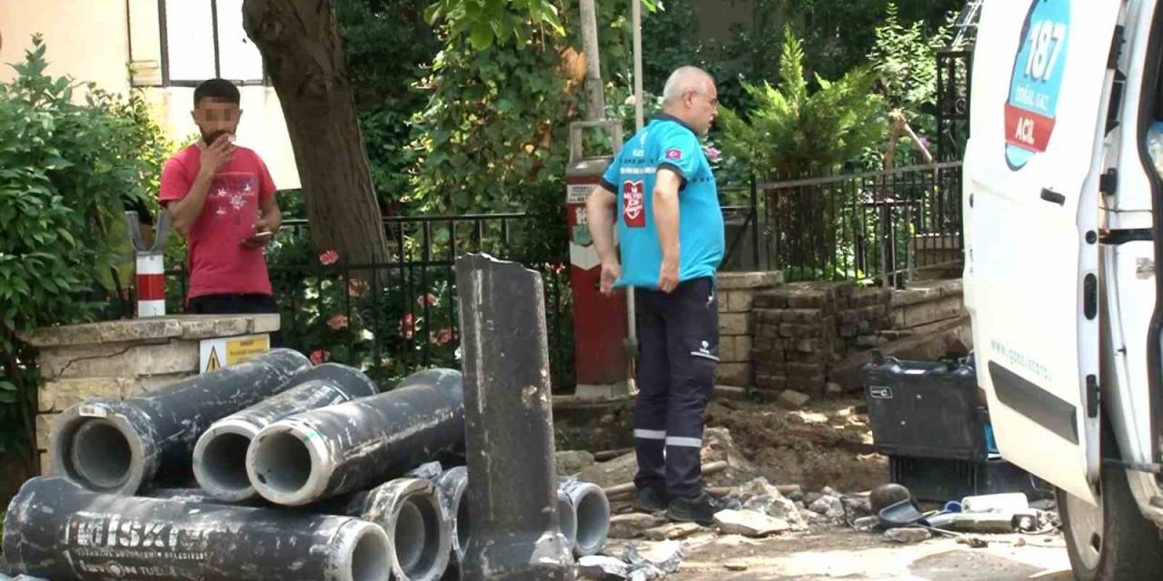 Kad K Yde Do Al Gaz Borusu Patlad Sigarayla Ba Nda Bekledi