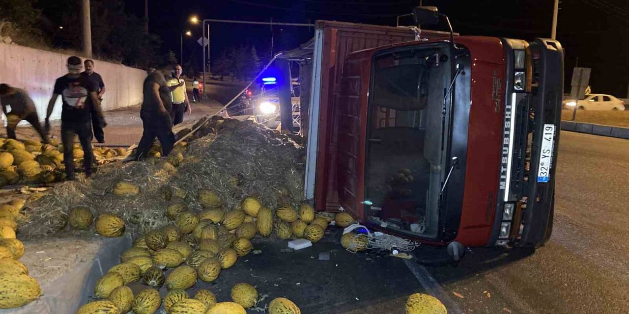 Virajı Alamayan Kavun Yüklü Kamyon Devrildi Trafikte Uzun Araç Kuyruğu