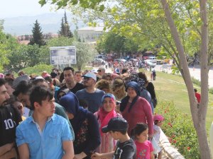 Ücretsiz Girişler Uzun Kuyruklar Oluşturdu