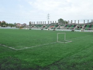 Araklı İlçe Stadının Kardan Çöken Tribünü Yıkılıp Yenisi Yapılacak, Zemini Değiştirilecek
