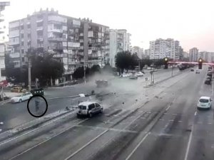 İzmir'in Karşıyaka ilçesinde kamyonet, önce kırmızı ışıkta bekleyen hafif ticari araca çarptı, ardından da önüne ne geldiyse devirdi. Kaza nedeniyle şok giren sürücüyse kaçtı. ile ilgili görsel sonucu