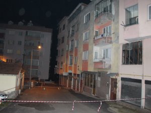 Trabzon’da 4 katlı bina çatlaklar nedeniyle boşaltıldı
