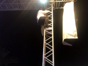 Bülent Serttaş Sahne Direğine Tırmandı