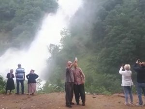 Yoldan Geçerken Görenler Araçlarından İnip Fotoğrafını Çekti