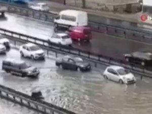 E-5 Karayolu Kartal Mevkiinde Yollar Göle Döndü
