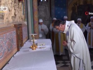 Notre Damme’deki Yangın Sonrası İlk Ayin Kasklarla Yapıldı