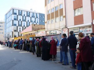 İş Arayanların Oluşturduğu Kuyruk Sokağa Sığmadı