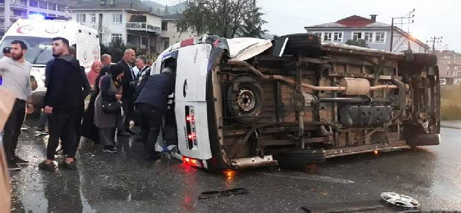 Yolcu Minibüsü ile Otomobil Çarpıştı: 20 Yaralı