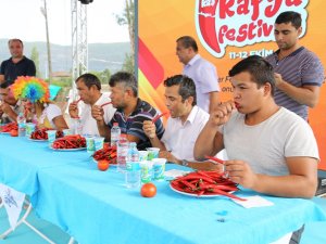 2 Dakikada 206 Gram Acı Biber Yiyip Birinci Olup Yarım Altını Kaptı