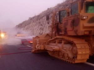 Askeri Araç Taşıyan Tırda Yangın