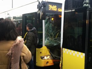 Fikirtepe Metrobüs Durağında İki Metrobüs Birbirine Girdi