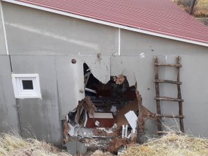 Dağdan Kopan Devasa Kaya Evi Deldi, İçeri Girdi