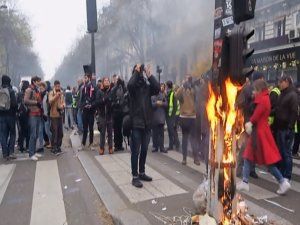 Paris Sokakları Son Yılların En Büyük Grevine Sahne Oluyor
