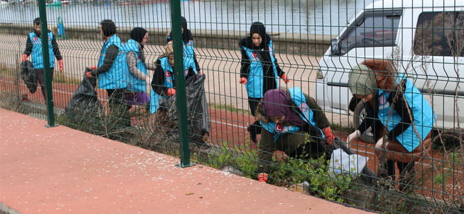 Rize’de Yurt Öğrencilerinden Çevre Temizliği