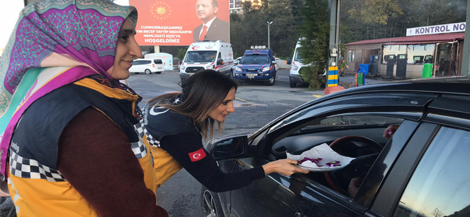 Rize'de Polisler Durdurdu Sağlıkçılar Bilgilendirdi