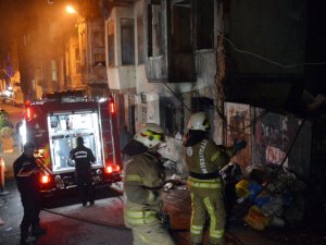 Beyoğlu’nda Defalarca Yanan Metruk Binada Yangın Paniği