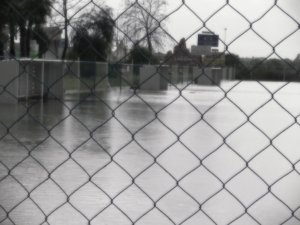 Sağanak Yağmur Futbol Sahasını Göle Çevirdi