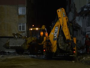 Bahçelievler’de Yıkılan Binanın Çevresi Güvenlik Çemberine Alındı