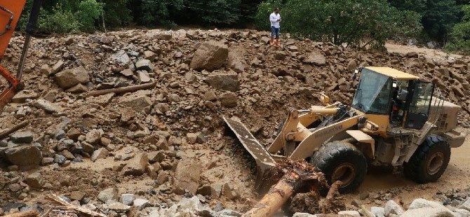 Sel ve Heyelan Nedeniyle Çayeli-Kaptanpaşa Yolu Ulaşıma Kapandı