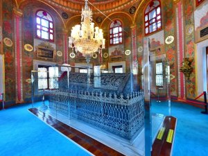 Vali Yerlikaya, Fatih Sultan Mehmet Han’ı Kabri Başında Ziyaret Etti