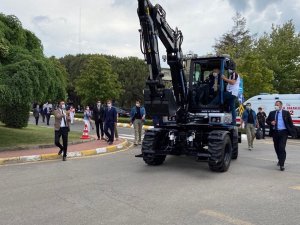 Cumhurbaşkanı Erdoğan, Yerli Ve Elektrikli Ekskavatör’ü Kullandı