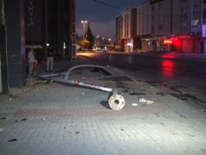 Avcılar’da Otomobil Trafik Lambasına Çarptı:1’i Ağır 2 Yaralı