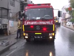 Arnavutköy’de Fabrikayı Yağmur Suyu Bastı