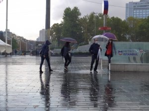 İstanbullular Güne Sağanak Yağmurla Başladı