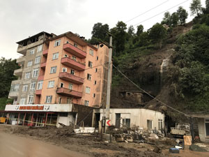 Rize'de Şiddetli Yağış Nedeniyle 4 Ev Boşaltıldı