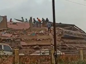 Hindistan’da 5 Katlı Bina Çöktü