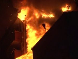 Şişli’de Gecekondu Yangını 4 Binaya Sıçradı, Mahalleli Sokağa Döküldü