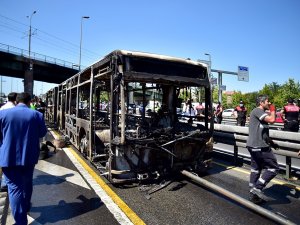 Metrobüs Yandı, E-5’te Trafik Durdu