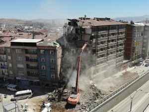 Depremin Vurduğu Elazığ’da Yıkımlar Hızlandırıldı, 16 Noktada Çalışma Başladı