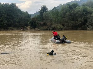 Türkiye’nin 4 Bir Yanından Gelen Ekipler Harşit Çayında Selde Kaybolan 2 Jandarma Personelini Bulmaya Çalışıyor