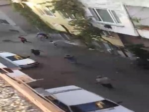 Sokakta Top Oynayan Çocukları Önce Dövdü Sonra Bıçakla Kovaladı