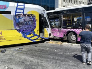 Tramvay Otobüse Çarptı: 2 Yaralı