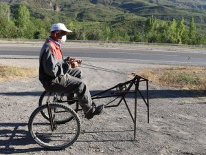 66 Yaşındaki İşçi Emeklisi Çekirge Gibi Araç Yaptı
