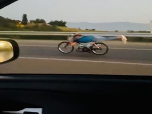 120 Kilometre Hızla Motosikletin Üzerine Yattı, Ölüme Meydan Okudu