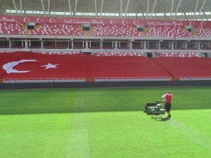Yeni 4 Eylül Stadyumu’nda Milli Maç Hazırlığı Sürüyor
