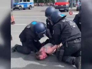 Alman Polisinin Yaşlı Kadına Şiddeti Tepki Çekti