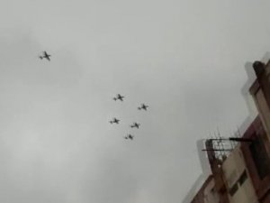 Fransız Uçakları Beyrut Semalarına Lübnan Bayrağı Çizdi