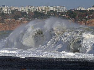 Antalya’da Fırtına Sonrası İnanılmaz Görüntüler
