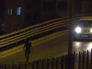 Üst Geçide Çıkan Genç Kız, Bekçileri Görünce Caddeye Fırladı