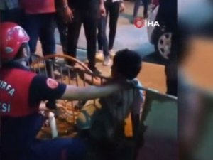 Oyun Oynarken Demir Korkuluğa Sıkıştı, Yardımına İtfaiye Yetişti