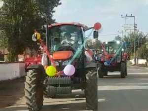 Traktörlerden Oluşan Sünnet Konvoyu Renkli Görüntülere Sahne Oldu