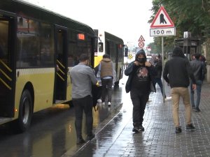 İ̇stanbul’da Vatandaşlar Yağmura Hazırlıksız Yakalandı