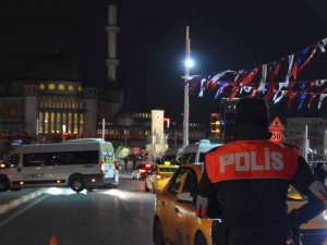 Taksim’de Polisin Denetlediği Taksiciye Yoldan Geçen Kadından Küfürlü Tepki